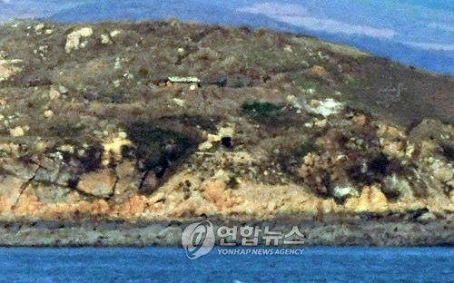 북한이 27일 오전 백령도 인근 북방한계선(NLL) 북쪽 해상으로 해안포 수발을 발사하고 우리 군이 이에 대응사격을 가한 것으로 확인됐다. 군 소식통은 이날 "북한군이 오늘 오전 9시5분께 해안포 여러 발을 백령도 인근 NLL 해상으로 발사했다"며 "탄착지점은 전날 북한이 선포한 항행금지구역 내이며, NLL 북쪽 지역"이라고 말했다. 이와 관련, 군 소식통은 "백령도 해병부대에서 사거리 3~4km의 벌컨포로 대응 사격을 했다"면서 "북한이 포 사격 당시 물기둥 20~30개가 솟아 올랐다"고 전했다. 사진은 연평도에서 바라본 북한 해안포 모습.
