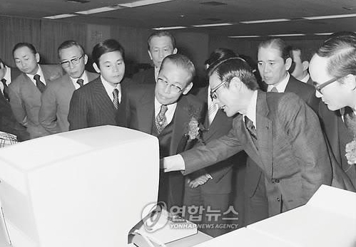 1976년 삼성그룹 전산실 개장식서 장비를 둘러보는 이병철 회장