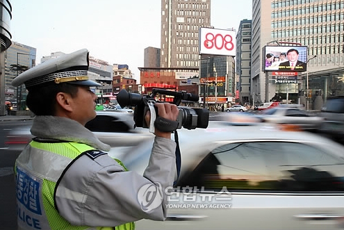 교차로 '꼬리물기' 집중단속에 들어간 경찰이 1일 서울 한국은행 앞 교차로에서 위반차량을 을 캠코더로 기록, 증거를 수집하고 있다