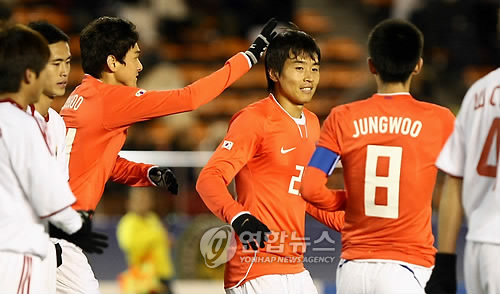 7일 일본 도쿄 국립경기장에서 열린 2010 동아시아축구선수권대회 한국 대 홍콩의 경기에서 한국의 이동국이 김정우의 어시스트를 이어받어 팀의 세번째 골을 넣은 뒤 팀동료 김정우, 이정수와 기쁨을 나누고 있다.