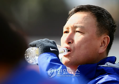 2010 동아시아축구대회 홍콩전 대승을 거둔 축구국가대표팀의 허정무 감독이 8일 일본 도쿄 에도가와 경기장에서 열린 팀 훈련을 마친 뒤 물을 마시며 갈증을 풀고 있다.
