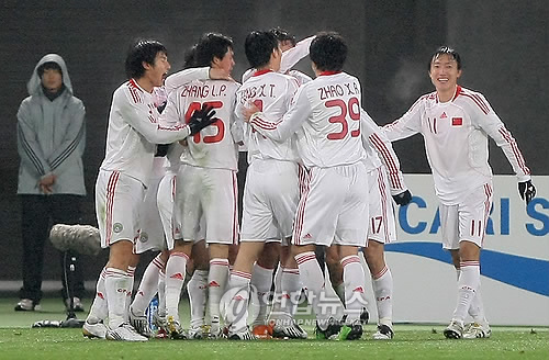 10일 일본 도쿄 아지노모토경기장에서 열린 2010 동아시아축구선수권대회 한국 대 중국의 경기에서 전반 팀의 두번째 골을 성공한 중국 선수들이 환호하고 있다