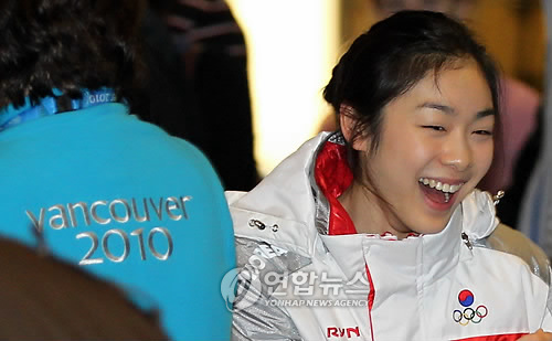 피겨 김연아가 밴쿠버에 도착했다. 20일 오전(한국시간) 2010 밴쿠버 동계올림픽에 참가하는 김연아가 밴쿠버 공항에 도착해 밝은 웃음을 보이고 있다.