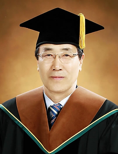 고규환(69.아세아시멘트 대표이사)씨는 오는 22일 대전대 '2010학년도 전기 학위수여식'에서 경영학 박사 학위를 취득한다. 그는 앞서 한양대 건축공학과를 졸업한 뒤 95년 대전에 내려와 충남대에서 건축공학 석사학위와 대전대에서 사회복지학 석사, 경영학 석사 등을 취득해 석사 4관왕에 오른 상태. 오는 3월에는 대전대 행정학 석사과정에 입학하기로 하는 등 고희를 바라보는 나이에도 끊임없는 향학열을 불태우고 있다