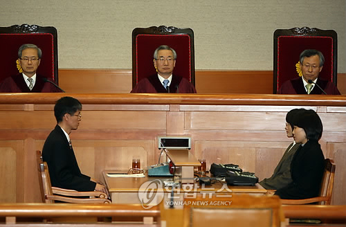 이강국 헌법재판소장과 재판관들이 25일 오후 헌법재판소 대심판정에서 사형제에 대한 위헌법률심판 제청 사건 선고를 앞두고 있다.