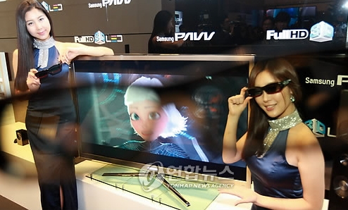 25일 서울 서초동 삼성전자에서 모델들이 삼성전자에서 출시한 풀HD 3D LED TV를 선보이고 있다.