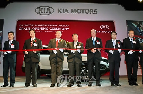 기아자동차는 26일 미국 조지아(Georgia)주 웨스트포인트(Westpoint)시에서 '기아차 조지아공장(KMMG ; Kia Motors Manufacturing Georgia) 준공식'을 갖고, 본격적인 현지 생산체제를 갖추었다. 사진은 (왼쪽부터) 정성은 기아차 부회장, 린 웨스트모어랜드(Lynn A. Westmoreland) 미연방하원의원, 소니퍼듀(Sonny Perdue) 조지아주지사, 정몽구 현대기아차 회장, 색스비 챔블리스(Saxby Chambliss) 미연방상원의원, 이현순 현대기아차 부회장, 캐시 케이글(Casey Cagle) 조지아주 부지사가 기념 테이프를 자르고 있는 모습.