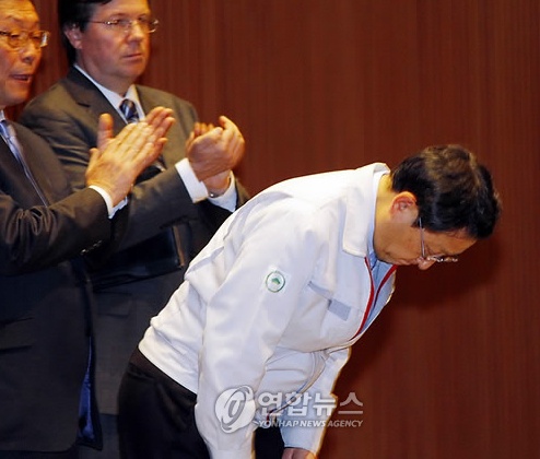 5일 일본 중부 도요타 시에서 열린 도요타자동차의 한 회의에서 직원들에게 인사하는 도요다 아키오 사장. 도요타 집행부는 직원들의 사기 앙양을 위한 이날 회의에서 도요타 브랜드가 위기를 맞고 있지만 자동차는 안전하다고 밝혔다