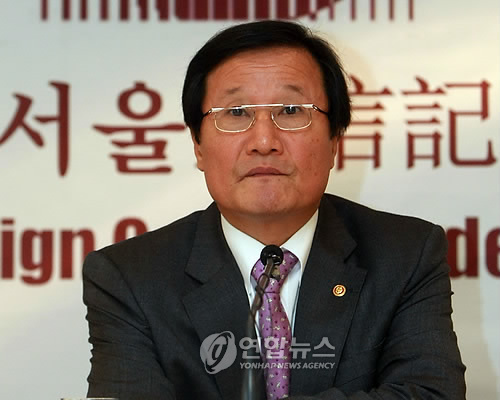 윤증현 기획재정부 장관이 8일 서울 프레스센터에서 열린 외신기자클럽 간담회에서 모두발언을 하고 있다. 윤 장관은 확장적 통화정책의 기조를 유지할 필요가 있다며 현 단계에서 금리인상 필요성에 대한 부정적 입장을 밝혔다.