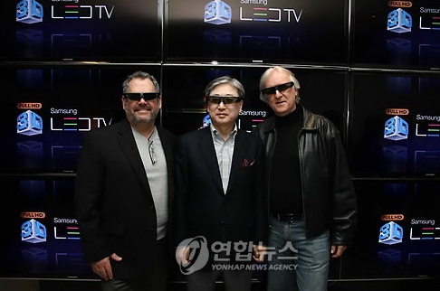 10일 미국 맨해튼 타임스퀘어에서 열린 삼성 풀HD 3D LED TV 런칭 행사에서 아바타의 감독 제임스 카메론(오른쪽부터), 윤부근 사장, 빈스 페이스(카메론 감독의 3D 촬영 파트너)가 3D 안경을 끼고 기념촬영을 하고 있다.