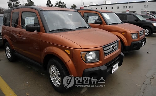 미국 콜로라도주 리틀턴 소재 혼다딜러십 주차장에 세워져있는 2007년형 엘리먼트 차량. 혼다는 16일 브레이크 페달의 결함으로 41만대의 차량을 리콜한다고 발표했다.