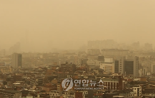 전국에 강풍을 동반한 비와 더불어 올 최악의 황사가 예보되고 있는 20일 오후 서울 남산에서 바라본 용산과 여의도 일대가 육안으로 확인하기 힘들정도로 황사와 안개가 섞여 누런 색깔로 변해 있다.