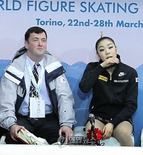 세계 피겨스케이팅 선수권대회 2연패에 도전하는 '피겨 퀸' 김연아가 27일 오전 이탈리아 토리노 팔라벨라 빙상장에서 열린 2010 ISU 세계 피겨스케이팅 선수권대회 여자싱글 쇼트프로그램을 마친 뒤 점수를 확인하고 있다