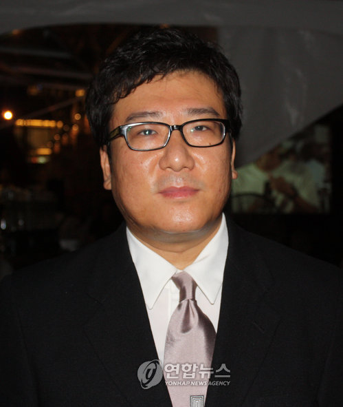 태국 푸껫 파통비치 정실론 포트아레나에서 13일 오후 쓰나미 발생 5주년을 맞아 상영된 영화 `해운대'를 제작한 윤제균 감독.