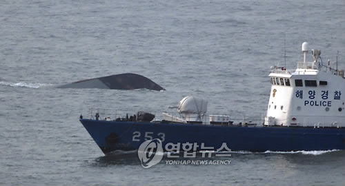 26일 밤 서해 백령도 서남방 해역에서 침몰된 해군 초계함 천안함이 뒤집힌 채 선수 부분이 수면위로 모습을 드러내고 있는 가운데 27일 오전 구조작업이 진행되고 있다.
