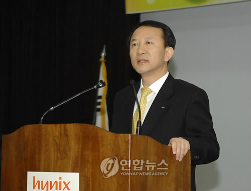 권오철 하이닉스반도체 대표이사가 29일 하이닉스반도체 이천 본사에서 열린 취임식에서 취임연설을 하고 있다