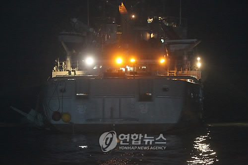 해군 초계함 '천안함'이 침몰한지 나흘째인 29일 밤 백령도 인근 천안함 함미 발견 지점에서 해군 구조함 광양함이 수색작업을 하고 있다