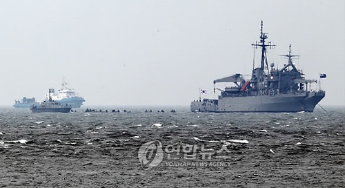 해군 초계함 '천안함'이 침몰한지 닷새째인 30일 오전 백령도 인근 천안함 함미 발견 지점에서 해군 등을 비롯한 민관군 수색팀들이 수색작업을 하고 있다. 오른쪽 배는 해군 구조함인 광양함