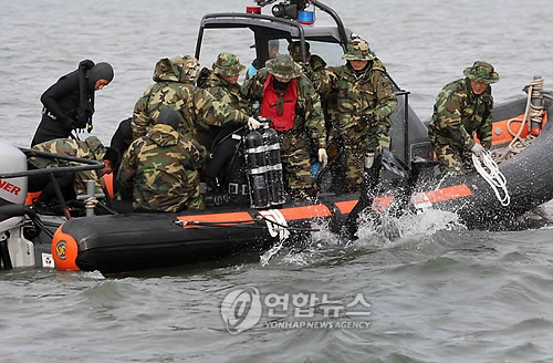 해군 SSU 잠수 요원들이 30일 오전 천안함이 침몰한 백령도 사고 해역에서 선미의 위치가 표시된 부표 주위에서 실종자를 수색하고 있다.