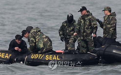 해군 초계함 '천안함'이 침몰한지 닷새째인 30일 오후 백령도 인근 천안함 함수 발견 지점에서 해군 SSU와 UDT로 구성된 심해수색팀이 수색작업을 하고 있다.