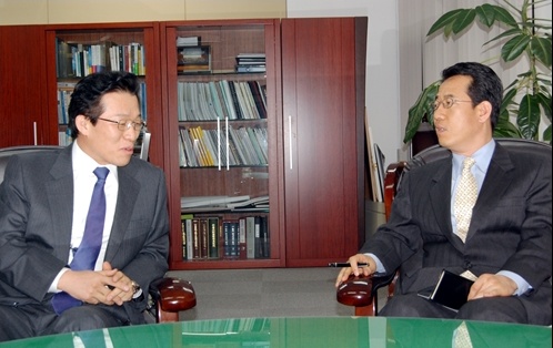 대담중인 이동철 남광토건 사장(왼쪽)과 컨슈머타임스 김경한 발행인.