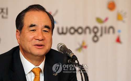 윤석금 웅진그룹 회장이 1일 오전 서울 웨스틴조선호텔에서 창립 30주년 기자간담회를 갖고 그룹의 미래 청사진에 대해 발언하고 있다