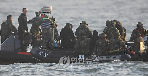 해군 초계함 천안함 침몰 9일째인 3일 오후 백령도 선미부분 사고해역에서 해군 SSU 대원들이 시신수습 작업을 하고 있다. 해군은 이날 오후 6시10분께 천안함 남기훈 상사의 시신을 수습했다고 밝혔다