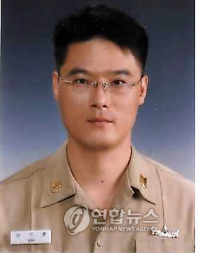 침몰한 천안함의 함미 부분을 수색중이던 군은 3일 오후 6시10분께 절단된 상사식당에서 실종자 남기훈 상사(사진)의 시신을 발견, 수습했다고 밝혔다