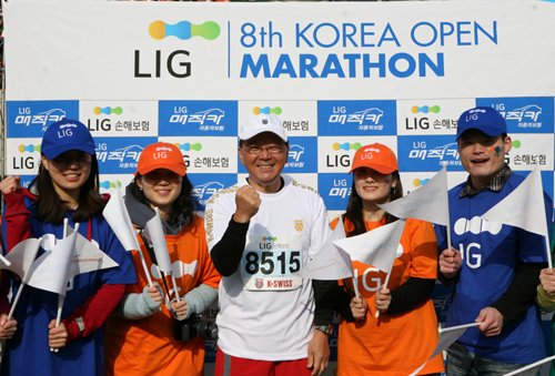 4일 잠실 올림픽주경기장에서 개최된 'LIG 제8회 코리아오픈마라톤대회'에 참가한 구자준 회장(사진 가운데)이 임직원들과 함께 완주를 다짐하는 파이팅을 외치고 있다.