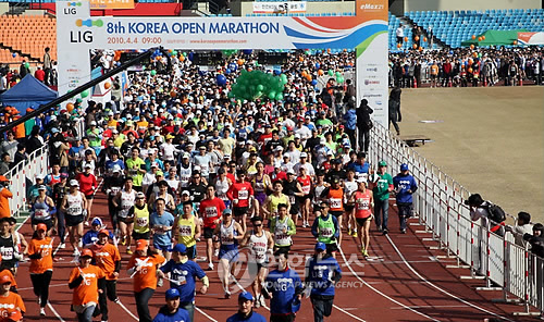 4일 잠실 올림픽주경기장에서 개최된 'LIG 제8회 코리아오픈마라톤대회'에 참가한 시민들이 힘찬 출발을 하고 있다.