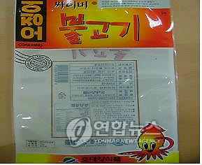 식품의약품안전청은 유통기한이 지난 제품을 재포장한 수입 냉동오징어포와 쥐치포 등 5만800㎏을 판매금지하고 이들 제품을 회수토록 했다고 29일 밝혔다. 이번 조치는 지난 25일 부산해양경찰서가 유통기한을 허위로 표시한 건어물 업체를 불구속 입건한 데 따른 것이다.