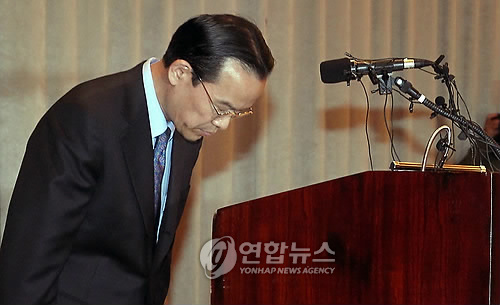 한국도요타자동차의 나카바야시 히사오 사장이 6일 오전 서울 조선호텔에서 열린 렉서스.캠리 차량 리콜 관련 기자회견에서 고개숙여 인사하고 있다. 나카바야시 히사오 사장은 이날 회견에서 "바닥 매트 시정 조치에 대해 한국 고객들과 많은 관계자에게 깊은 심려를 끼쳐 진심으로 사과의 말씀을 드린다"고 말했다