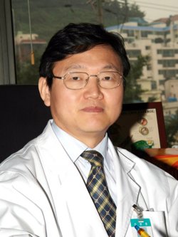 천안함 침몰사고와 관련 해군 홈페이지에 '772함 수병은 귀환하라'는 시를 올려 네티즌과 국민의 심금을 울린 동아대 김덕규(내과) 교수.