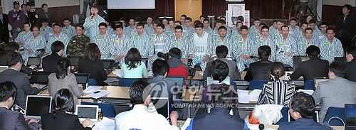 천안함 생존 장병들이 7일 오전 경기도 성남시 국군수도병원에서 열린 언론 공개 진술에서 취재진의 질문에 답하고 있다.