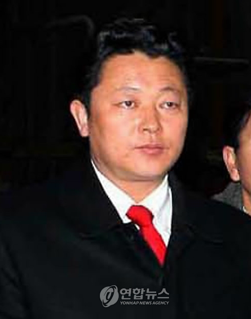 일본 마이니치신문은 20일 "북한 조선중앙통신이 북한 김정일 국방위원장의 가장 유력한 후계자 후보인 김정은의 최근 사진을 공개했다"고 보도했다. 마이니치신문은 북한 지도부에 정통한 소식통과 한국 정보기관의 관계자를 인용해 지난 3월4일 조선중앙통신, 다음날인 3월5일 당 기관지인 로동신문에 김정은이 김정일 국방위원장과 함께 함경북도 김책제철연합기업소 시찰 중 촬영된 사진이 게재됐다고 전했다. 이 사진은 지난 3월 5일 조선중앙통신을 받아 국내 언론에도 보도됐지만 당시에는 김 위원장 옆에 서 있는 젊은이에는 아무도 주목하지 않았다. 당시 조선중앙통신은 정확한 시찰날짜는 밝히지 않았다. 사진은 마이니치신문이 지목한 김정은의 최근 모습.