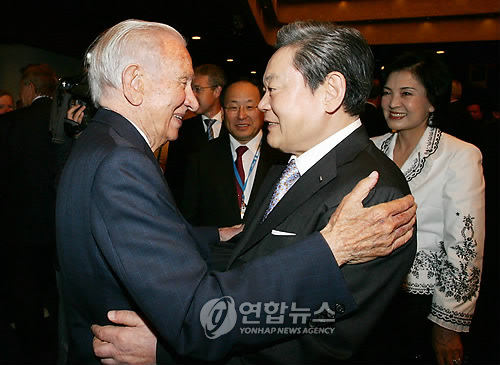 후안 안토니오 사마란치 전 국제올림픽위원회(IOC) 위원장이 21일(한국시간) 90세를 일기로 타계했다. 사진은 2007년 7월 과테말라시티에서 2014 동계올림픽 평창 유치활동 당시의 이건희 IOC위원과 사마란치 IOC 명예위원장.