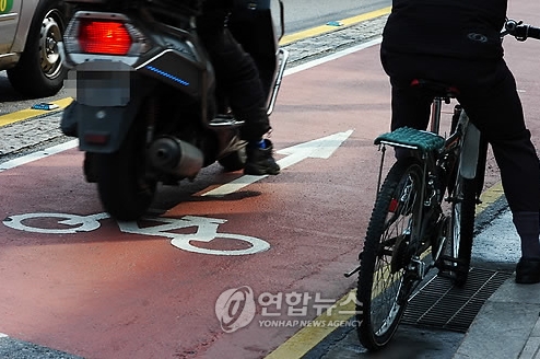 자전거 이용을 활성화하려고 천호대로에 설치된 자전거 전용도로를 오토바이들이 점령, 제 구실을 못하고 있다.