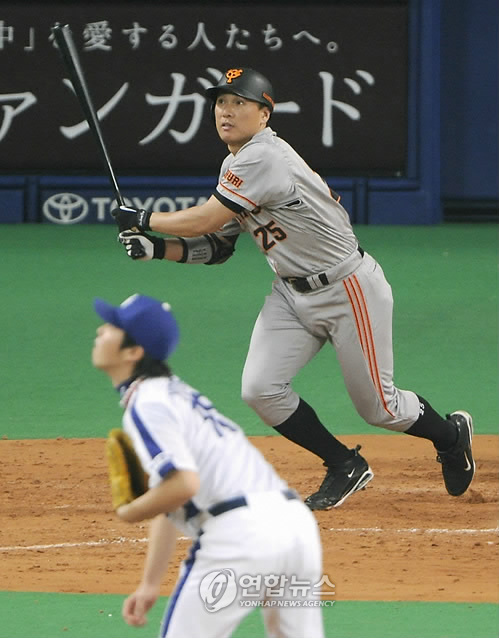 28일 일본 나고야돔에서 열린 2010 일본프로야구 주니치 드래곤스와 요미우리 자이언츠의 경기 5회초 요미우리의 이승엽이 솔로 홈런을 날리고 있다.