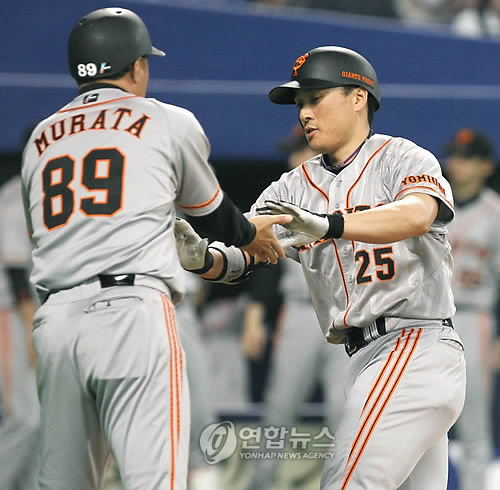28일 일본 나고야돔에서 열린 2010 일본프로야구 주니치 드래곤스와 요미우리 자이언츠의 경기 5회초 요미우리의 이승엽이 솔로 홈런을 날린 뒤 베이스를 돌고 있다.