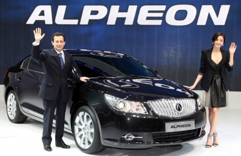 GM DAEWOO 마이크 아카몬(Mike Arcamone) 사장과 배우 한채영이 29일, 부산 해운대 벡스코(BEXCO)에서 열린 2010 부산국제모터쇼 프레스데이(Press Day)에 선보인 GM DAEWOO 첫 준대형 세단 '알페온(Alpheon)'과 함께 포즈를 취하고 있다.