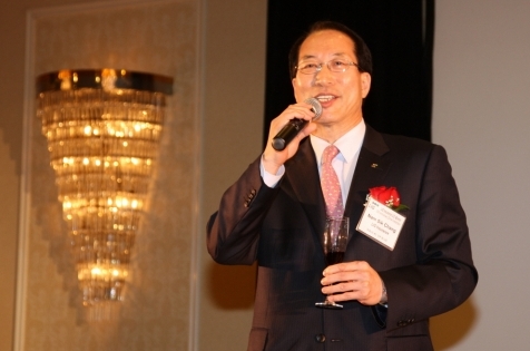 LIG손해보험은 28일, 미국 뉴저지에 위치한 글렌포인트 메리어트호텔(Glenpointe Marriott Hotel)에서 개최한 '미국지점(Leading Insurance Group Insurance Co., Ltd. US Branch) 창립 20주년 기념식'에서 LIG손해보험 장남식 사장이 축배 제의를 하고 있다.