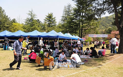 2일 롯데 신격호 회장이 고향인 울산시 울주군 삼동면 둔기리에서 마을주민 초청 잔치를 열어 마을 주민들이 즐거운 시간을 보내고 있다. 신 회장 마을 주민을 위해 잔치를 마련한 것은 이번이 40번째다.