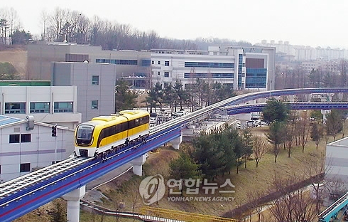일 오후 대전 한국기계연구원 시험노선에서 자기부상열차를 시험운행하고 있다
