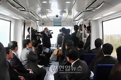 일 오후 대전 한국기계연구원 시험노선에서 자기부상열차를 시험운행한 가운데 열차에 탑승한 승객들이 탄성을 지르고 있다