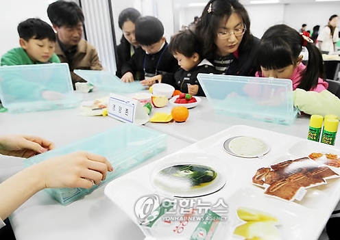 30일 오전 서울 북한산 국립공원 내 도봉숲속마을에서 열린 '아토피 과학캠프'에서 아이들과 학부모들이 아토피 클리닉에 참석해 아토피에 대한 이해와 예방관리, 대처방법에 대해 배우고 있다.