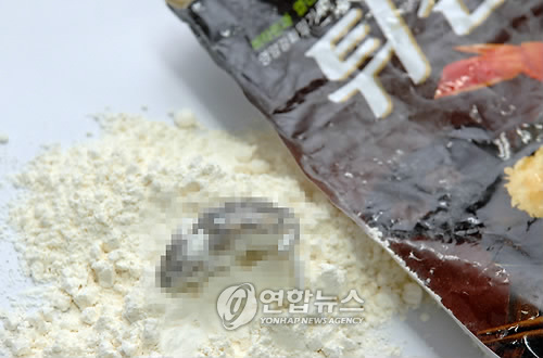 이마트가 자체 브랜드로 판매하는 '이마트 튀김가루'에서 생쥐로 추정되는 이물질이 발견돼 10일 판매중단 및 회수 조치됐다. 회수 대상 제품은 삼양밀맥스 아산공장에서 생산하고 이마트 브랜드로 판매중인 것으로 유통기한이 '2010.9.16'로 돼있다. 이물질이 들어간 시점이 제조단계인지 소비자가 구입한 이후인지 조사를 진행 중이다. 사진은 '이마트 튀김가루'와 쥐로 추정되는 이물질.