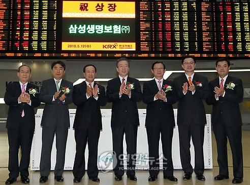 12일 서울 여의도 한국거래소에서 삼성생명보험㈜의 상장 기념식이 열려 참석자들이 박수를 치고 있다. 왼쪽 세번째부터 김봉수 한국거래소 이사장, 이수창 삼성생명 대표이사.