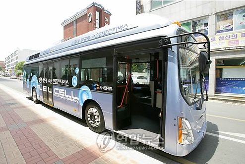 울산시가 '울산 자동차의 날인 12일 울산시청 앞에서 첫 선을 보인 26인승 초저상 수소연료전지 버스. 현대자동차가 최근 생산한 이 버스는 이날 울산시청에서 울산롯데호텔까지 시험운행했다.