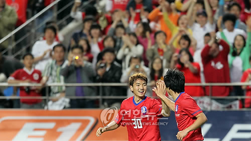 16일 서울 성산동 서울월드컵경기장에서 열린 축구국가대표 한국-에콰도르 친선경기에서 한국의 이승렬이 후반 팀의 첫골을 성공한 뒤 동료 이청룡과 환호하고 있다.