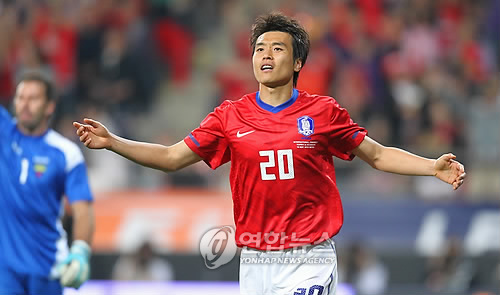 16일 서울 성산동 서울월드컵경기장에서 열린 축구국가대표 한국-에콰도르 친선경기에서 한국의 이동국이 후반 상대팀의 골망을 가르는 슛에 성공한 뒤 오프사이드로 판정되자 아쉬워하고 있다.